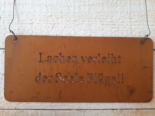 Metallschild "Lachen verleiht der Seele Flügel!"