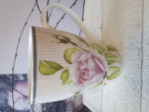 Kaffeebecher  "Rose auf feinen Rosa gemusterten Hintergrund"